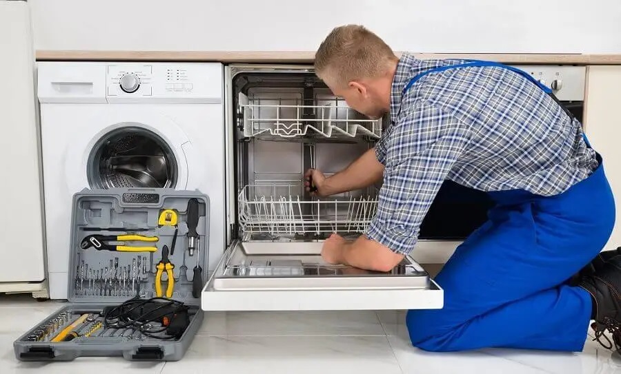 Buca Hoover servisi teknisyen ekibi beyaz eşya tamiri yaparken